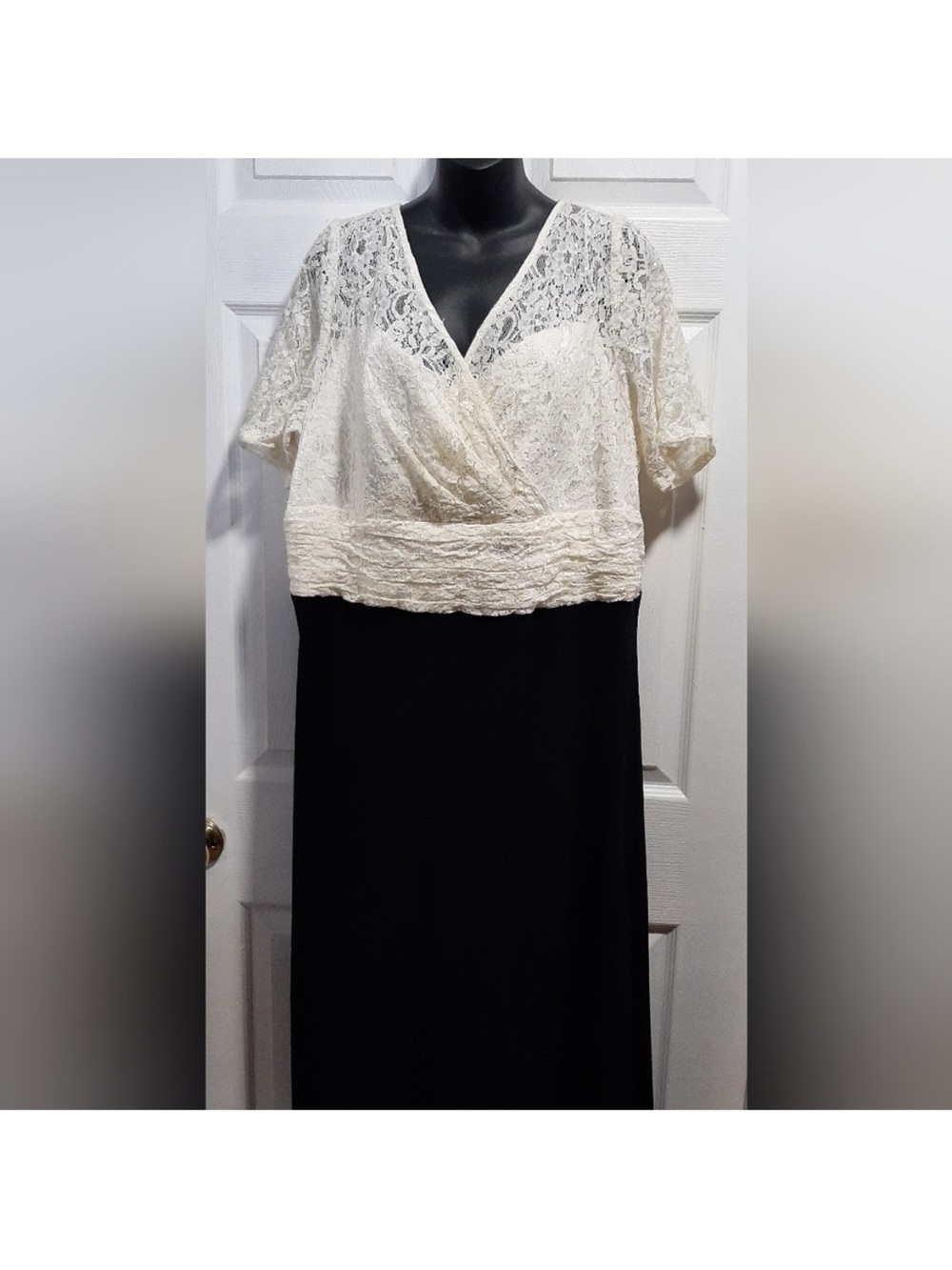 JS Collections Sequin Lace Long Formal Evening Dress in Cream & Black Size 24W